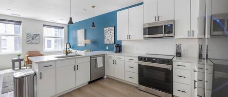 冷蔵庫、ダイニングテーブル