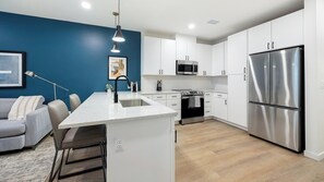 ثلاجة، مائدة طعام