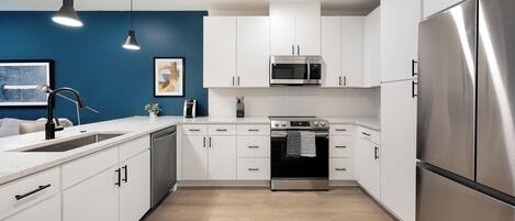 冷蔵庫、ダイニングテーブル