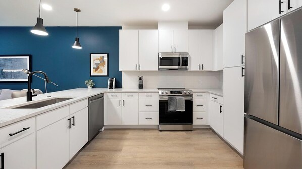 ثلاجة، مائدة طعام