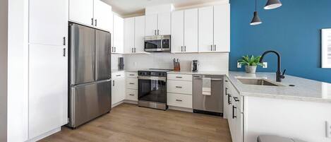 冷蔵庫、ダイニングテーブル