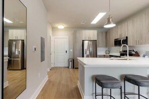 Kühlschrank, Esstisch