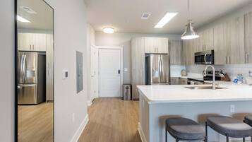 Kjøleskap og spisebord