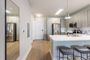 Réfrigérateur, tables à manger