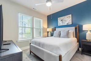 1 slaapkamer, een bureau, een strijkplank/strijkijzer, wifi