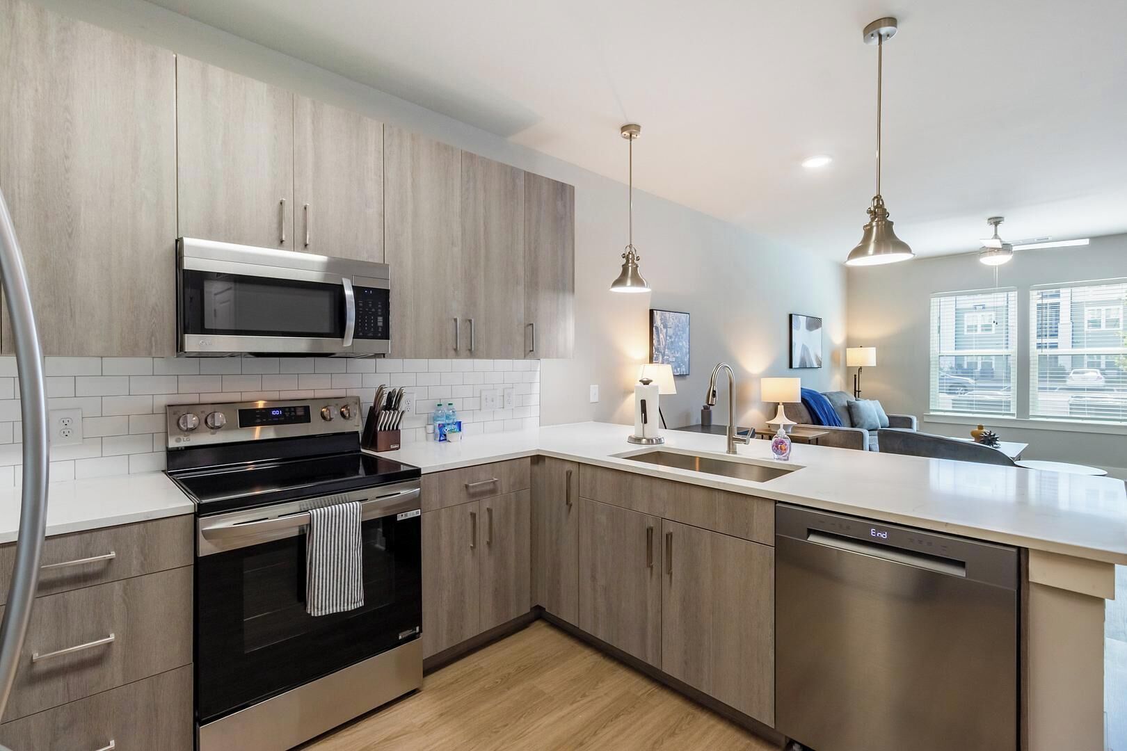 ثلاجة، مائدة طعام