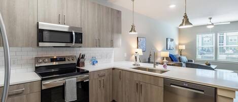 Een koelkast, een eettafel