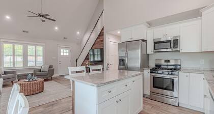 Sunset Sands - Bayside Home in Villas. This cozy, modern bayside home in Villas, NJ is perfect for families and friends. Just 2½ blocks from the peaceful Delaware Bay beach.