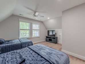 3 bedrooms, iron/ironing board, free WiFi