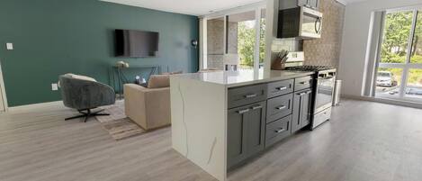 ثلاجة، مائدة طعام