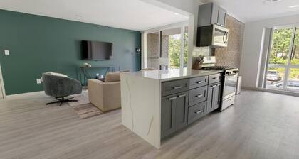 Landing | Incredible 1BD, Pool, Gym