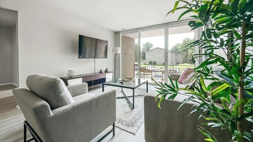 Landing | Stunning 1BD, Gym, Pool