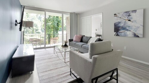 Landing | Stylish 1BD, Gym, Pool