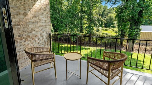 Landing | Beautiful 1BD, Gym, Pool