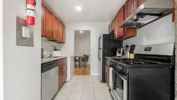 Réfrigérateur, tables à manger