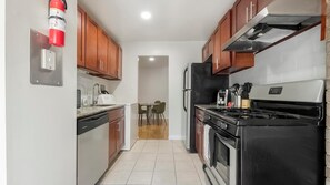 Réfrigérateur, tables à manger