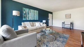 Smart TV - Landing | Modern 2BD, Gym, Pool (Greenbelt)