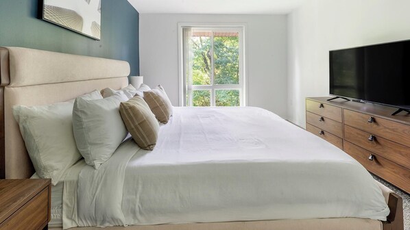 2 bedrooms, desk, iron/ironing board, WiFi