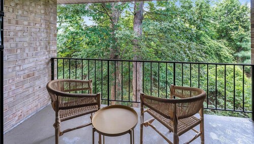 Landing | Stylish 2BD, Gym, Pool