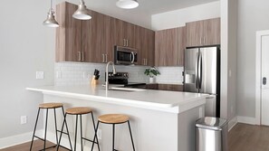 Réfrigérateur, tables à manger