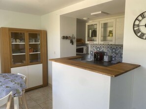Fridge, oven, dishwasher, cookware/dishes/utensils