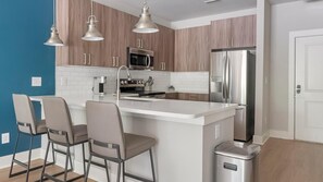 冷蔵庫、ダイニングテーブル