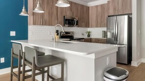 Réfrigérateur, tables à manger