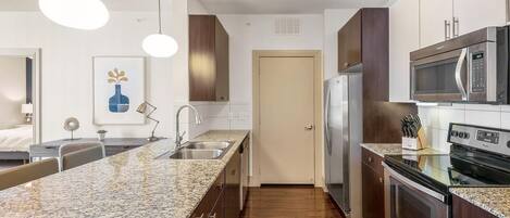 ثلاجة، مائدة طعام