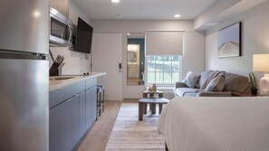 Desk, iron/ironing board, WiFi, bed sheets