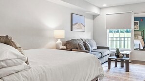 Desk, iron/ironing board, WiFi, bed sheets