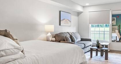 Landing | Chic Studio in Downtown Hermitage