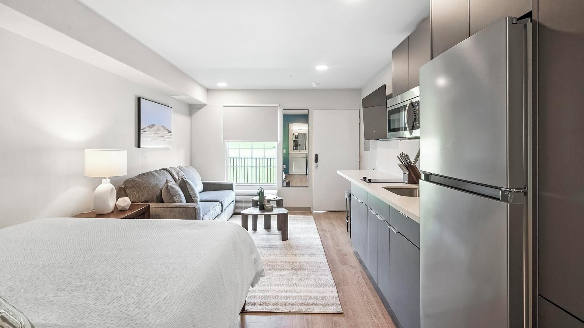 مكتب ومكواة/لوح كي وواي فاي وملاءات أسرّة