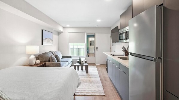 Desk, iron/ironing board, WiFi, bed sheets