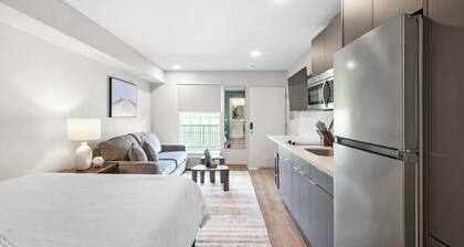 Landing | Chic Studio in Downtown Hermitage