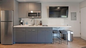 Réfrigérateur, tables à manger