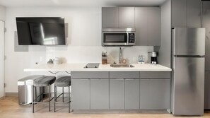 Køleskab, spisebord