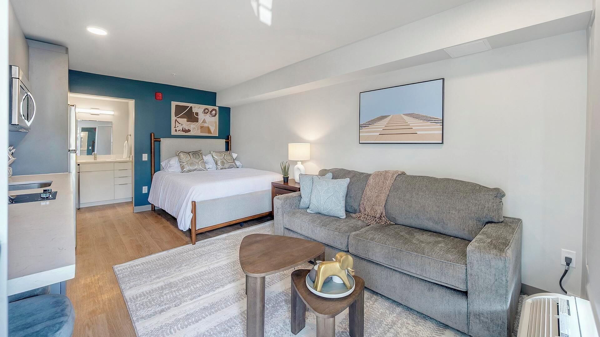 Skrivbord, strykjärn/strykbräda, wi-fi och sängkläder