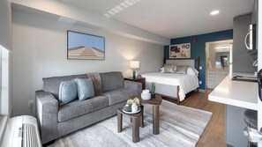 Een bureau, een strijkplank/strijkijzer, wifi, beddengoed