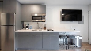 冷蔵庫、ダイニングテーブル