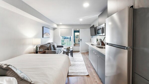 Desk, iron/ironing board, WiFi, bed sheets