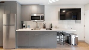 Réfrigérateur, tables à manger