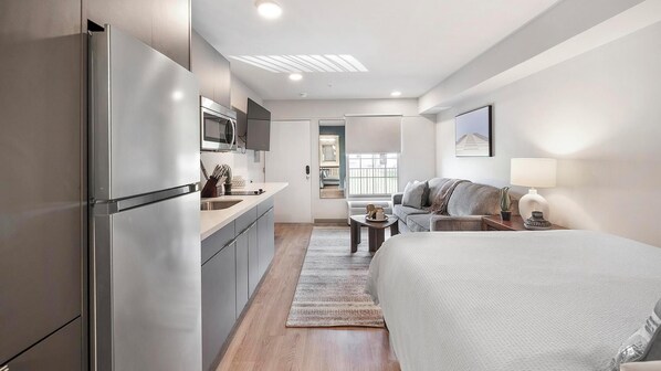 Desk, iron/ironing board, WiFi, bed sheets