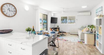 Unit 1 Anna, 1 Bedroom Unit Beachside Mackay at beautiful Lamberts Beach, AU