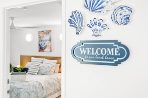 1 bedroom, iron/ironing board, travel cot, free WiFi - Unit 1 Anna, 1 Bedroom Unit Beachside Mackay at beautiful Lamberts Beach, AU (Slade Point)