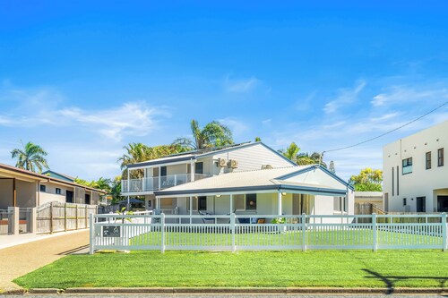 Unit 1 Anna, 1 Bedroom Unit Beachside Mackay at beautiful Lamberts Beach, AU