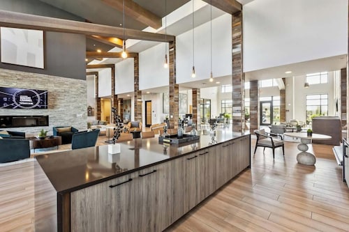 Landing | Modern 1BD, Pool, Gym