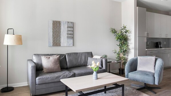 Smart TV - Landing | Modern 1BD, Gym, Clubhouse (Wimauma)