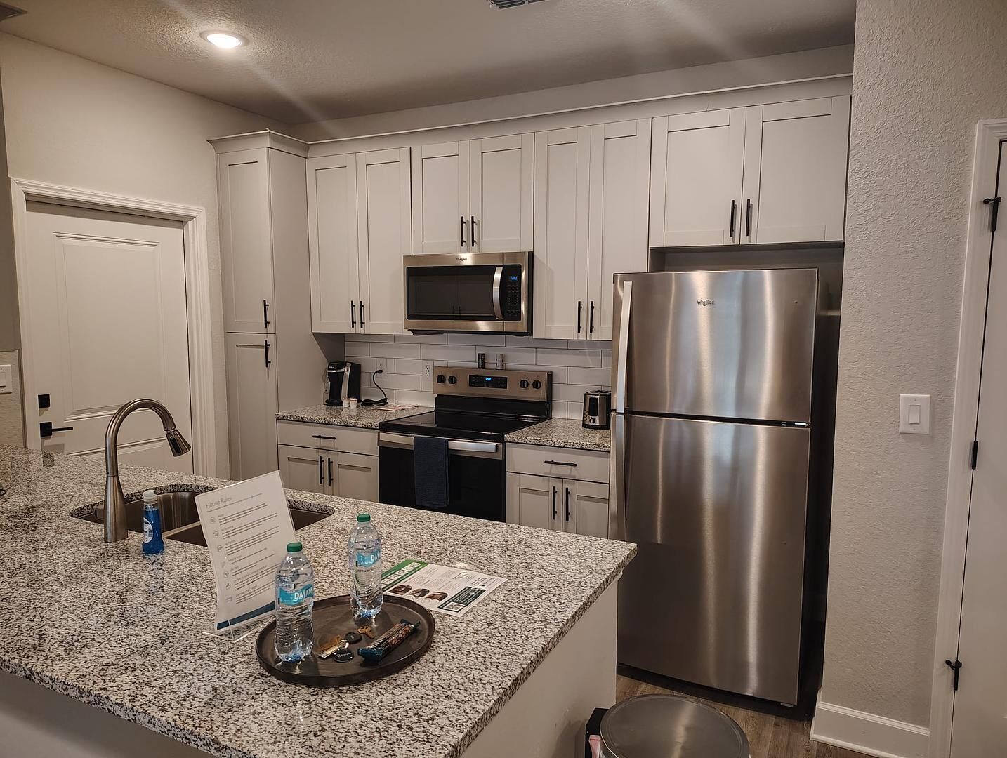 Réfrigérateur, table de salle à manger