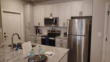 Réfrigérateur, table de salle à manger