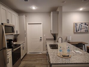 Kjøleskap og spisebord